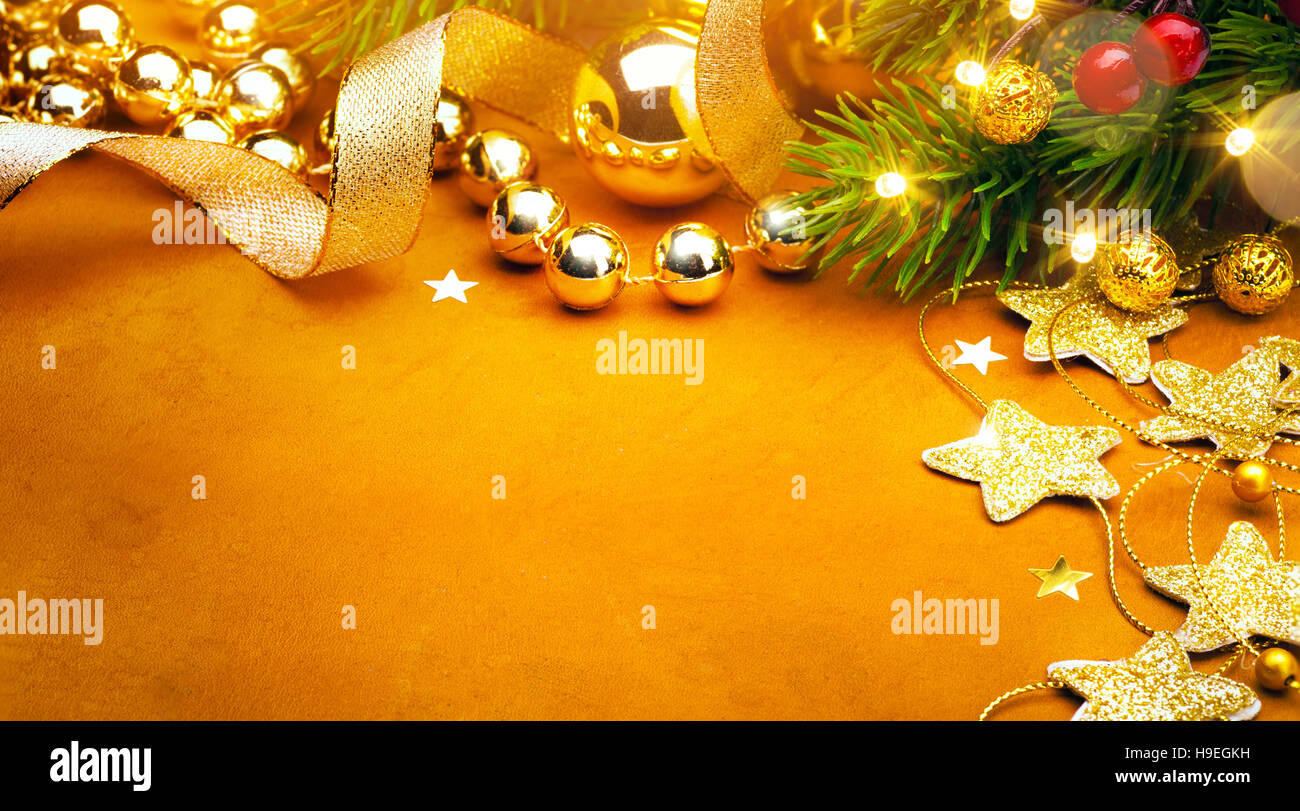 Noël fond or avec sapin, direction générale de la décoration de Noël et les jours fériés la lumière. copie de l'espace pour votre texte Banque D'Images