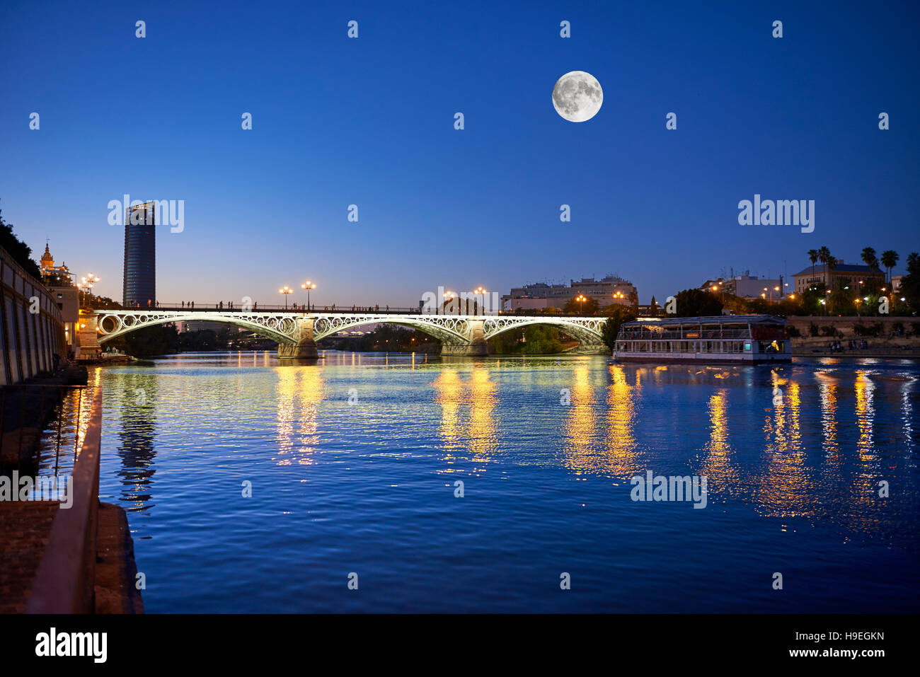 Isabel II Bridge (pont de Triana) au coucher du soleil, Sevilla, Espagne, Europe, Banque D'Images