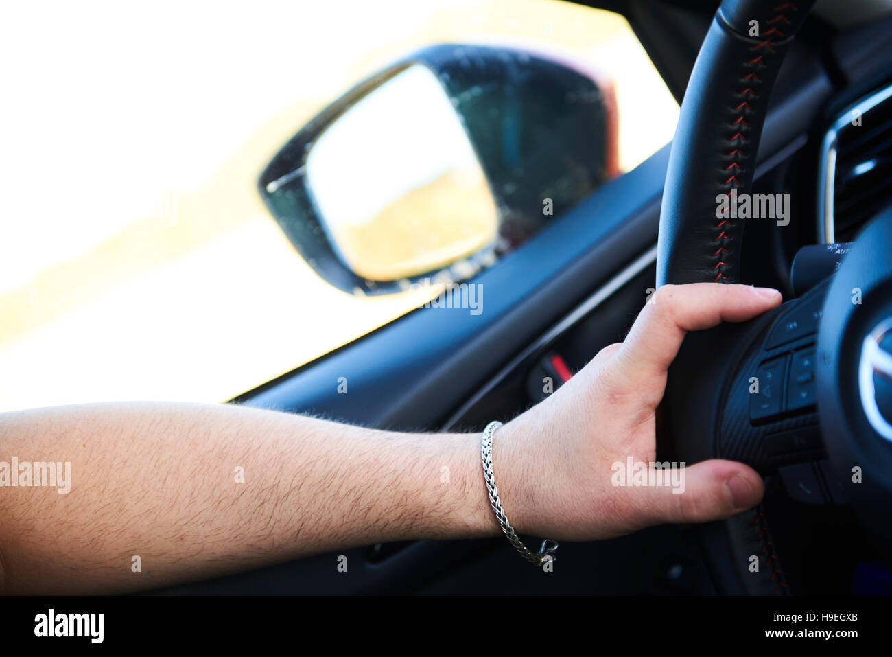 Main sur le volant Banque D'Images