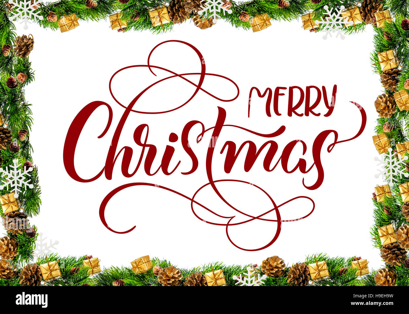 Cadre fait de branches de pins et cadeaux avec texte Joyeux Noël. Lettrage calligraphie Banque D'Images