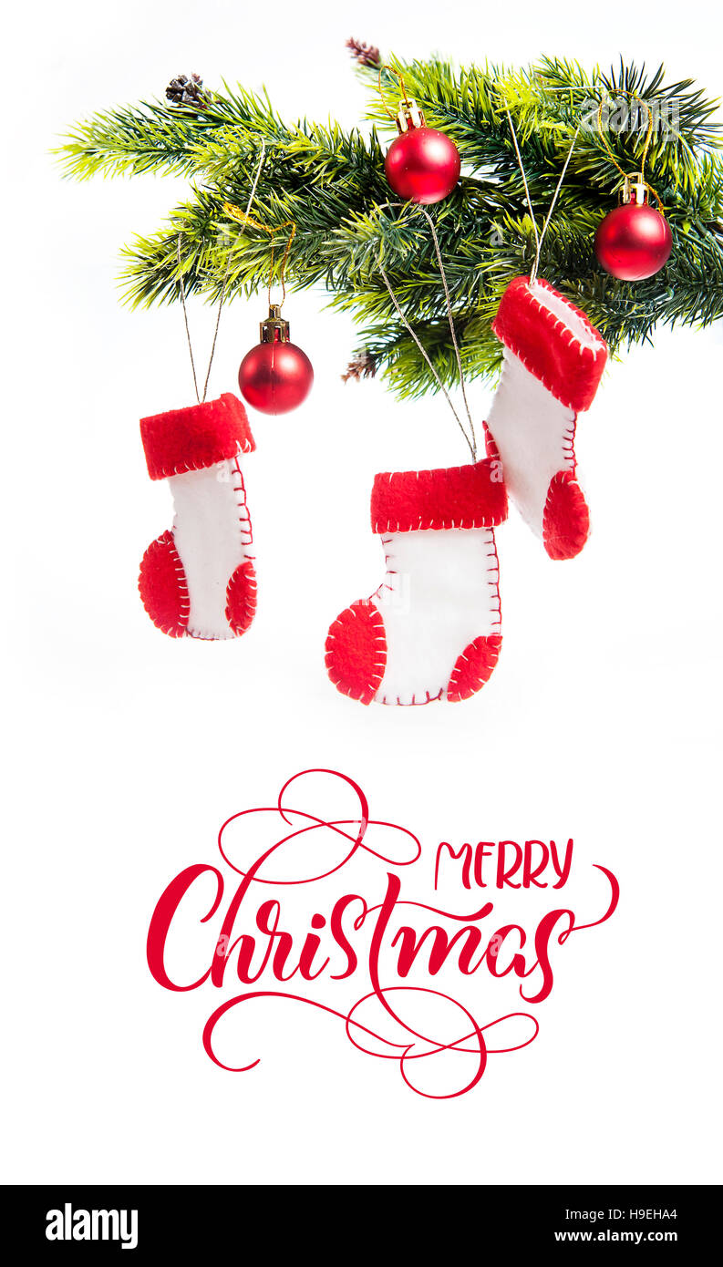 Sapin décoré et bottes Père Noël avec texte Joyeux Noël. Lettrage calligraphie Banque D'Images
