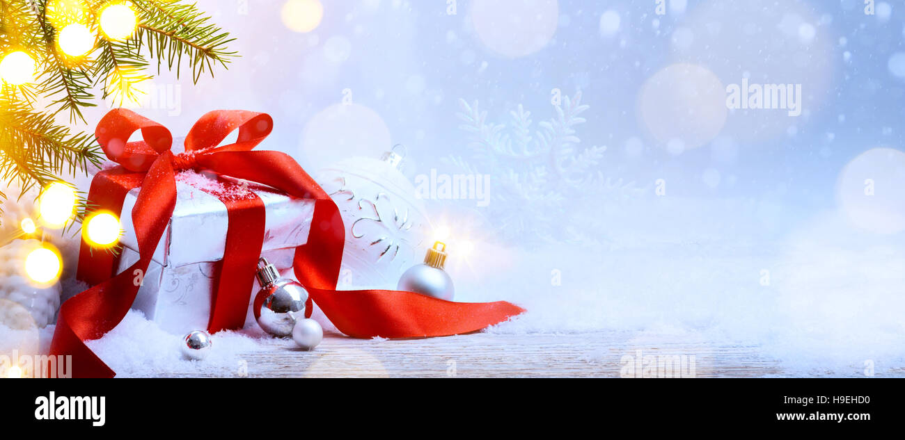 Vacances de Noël arrière-plan avec boîte-cadeau ; la neige sapin, vacances la lumière et l'espace de copie pour votre texte Banque D'Images