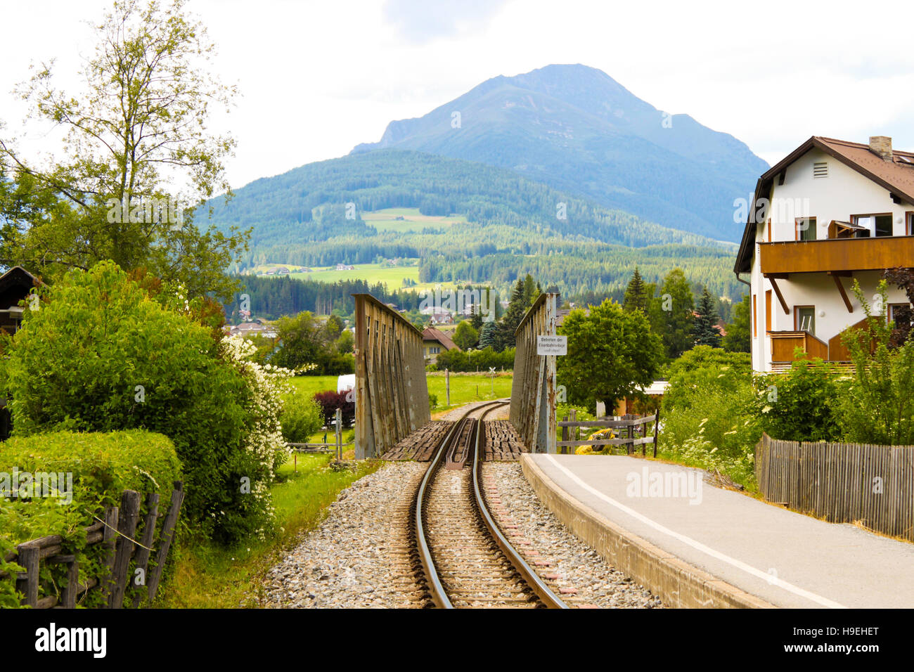 Narrow Gauge Railroad à Tamsweg, une ville de marché dans les Alpes autrichiennes Banque D'Images
