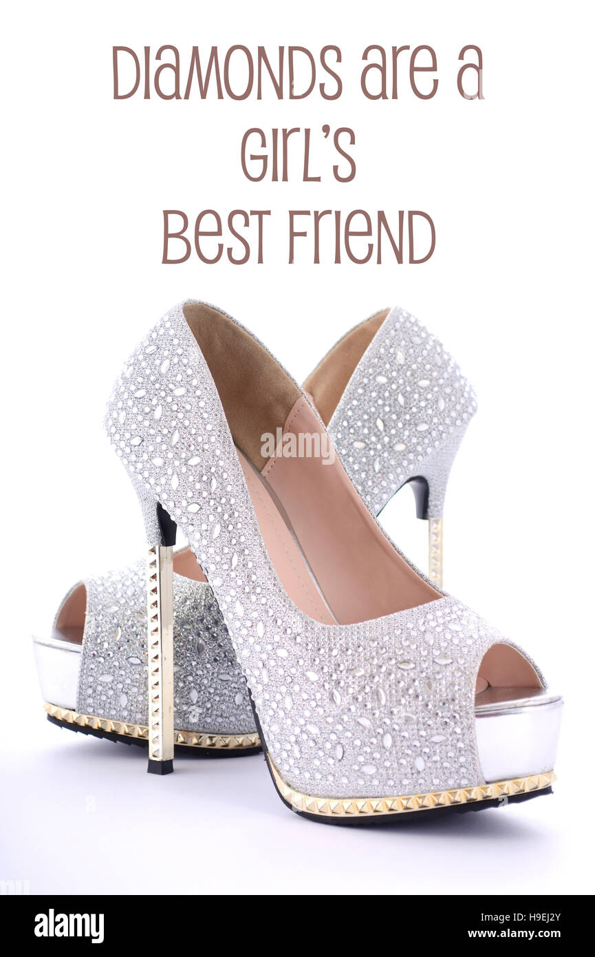 Chaussures haut talon stiletto rhinestone avec drôle en disant : diamonds are a Girls Best Friend. Banque D'Images