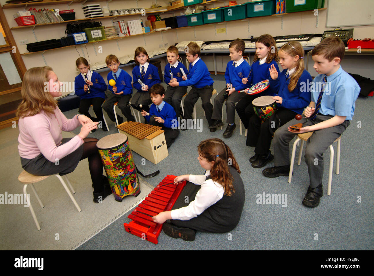 Les élèves dans le règlement uniformes bleus à Bluecoat C de l'école primaire E-Wooton-Under,EDGE,UK,dans une classe et dans une leçon de musique Banque D'Images