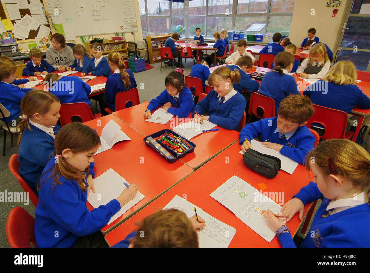 Les élèves dans le règlement uniformes bleus à bluecoat c e de l'école primaire,wooton-under-edge,uk,dans une classe et dans une leçon de musique Banque D'Images