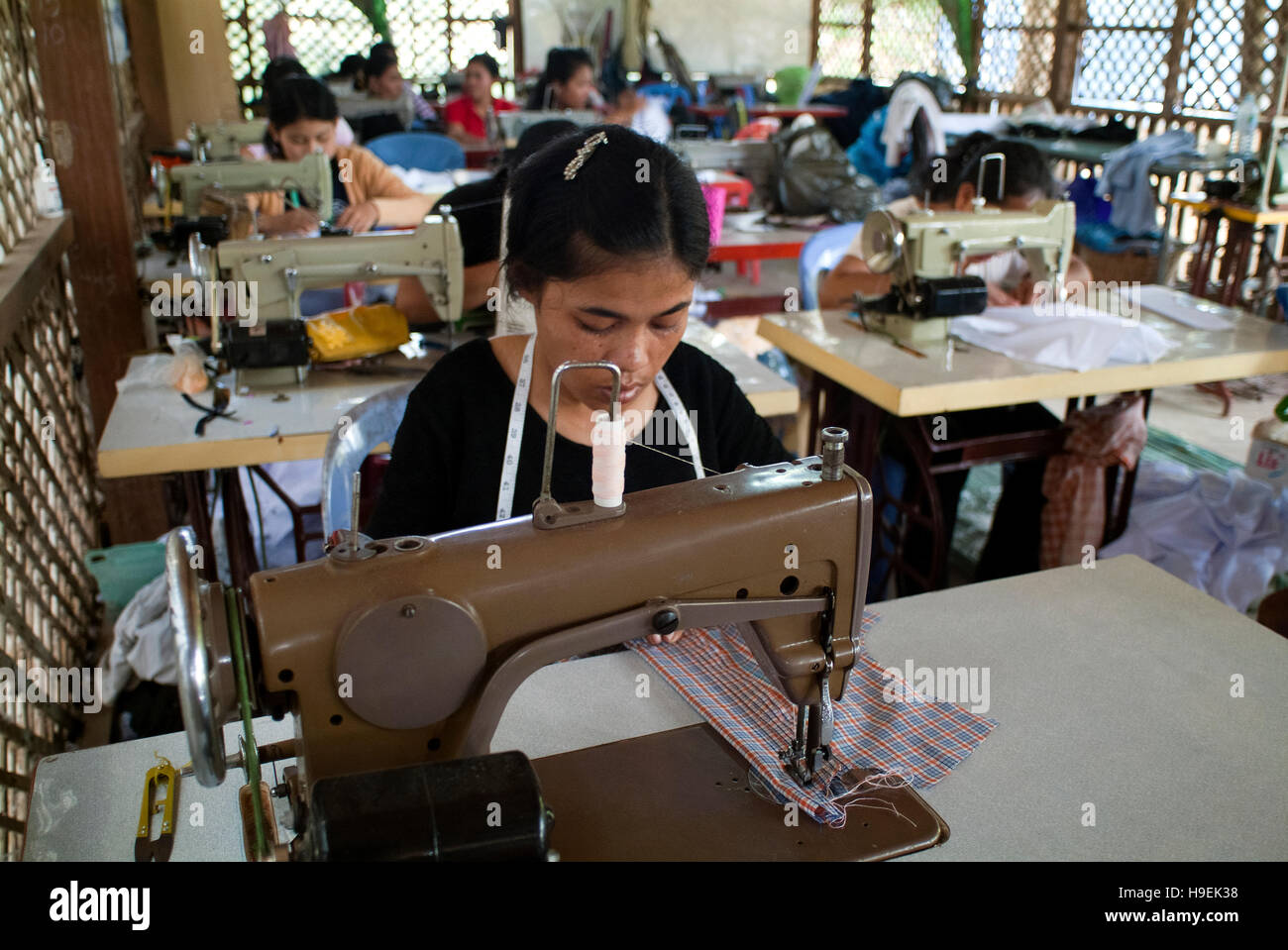 Jeunes femmes à la vie et espoir École de couture à Siem Reap, un projet communautaire de l'enseignement des compétences dans les petites entreprises des femmes défavorisées, au Cambodge. Banque D'Images