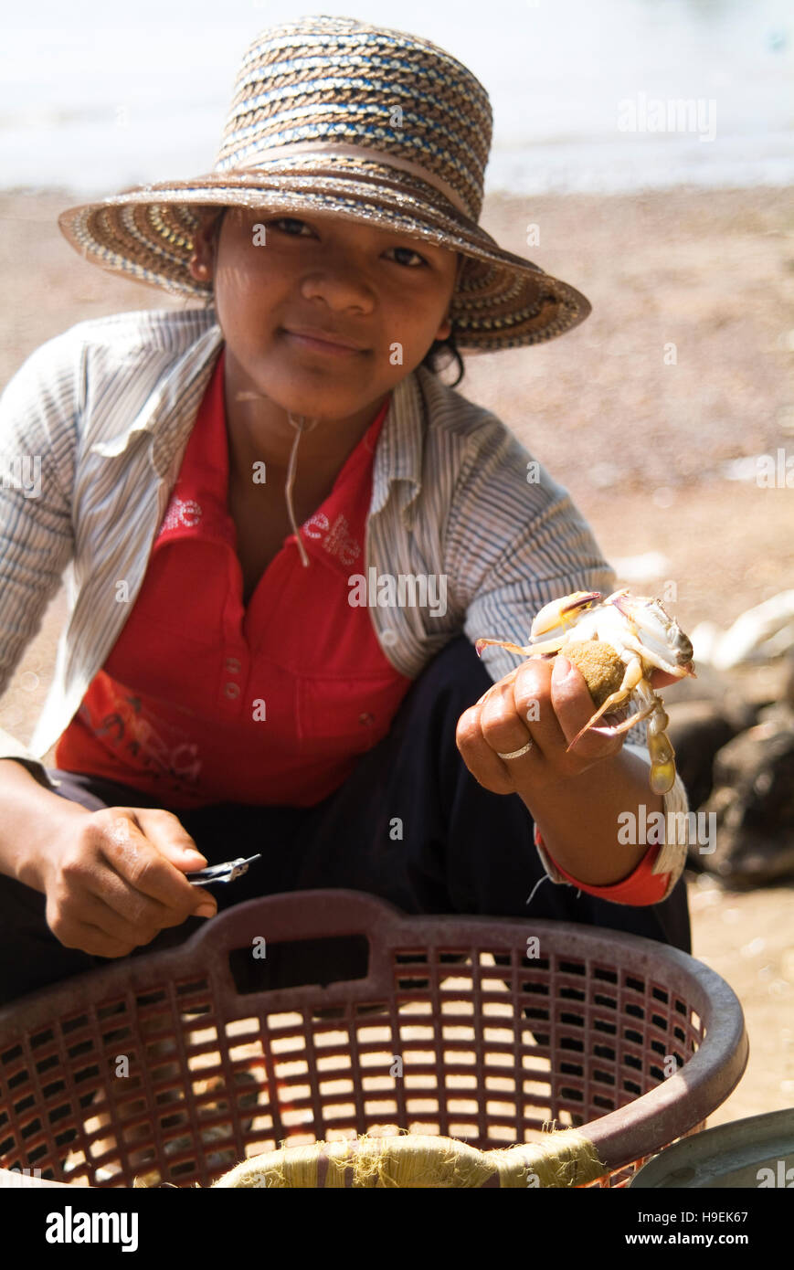 Une femme locale vend des crabes frais à Kep, une ville balnéaire du Cambodge. Banque D'Images