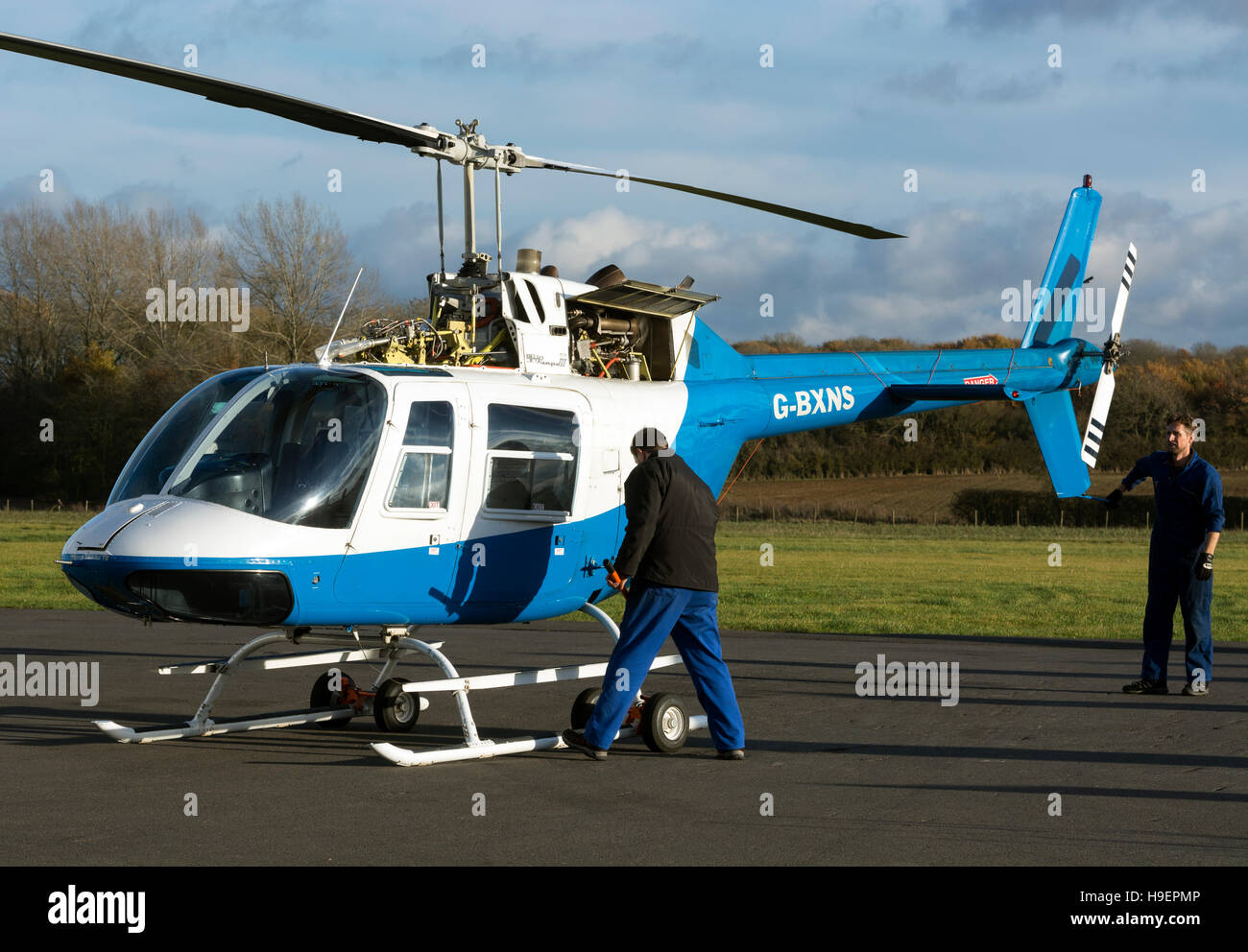 Hélicoptère Bell 206B Jet Ranger III à l'aérodrome de Turanton, Buckinghamshire, Royaume-Uni (G-BXNS) Banque D'Images