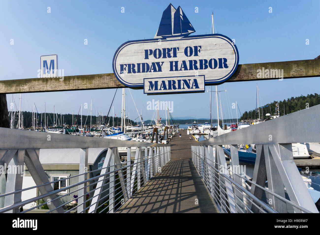 Entrée de la marina à Friday Harbor, la capitale des îles San Juan à Washington, États-Unis. Banque D'Images Entrée de la marina à Friday Harbor, la capitale des îles San Juan à Washington, États-Unis. Banque D'Images