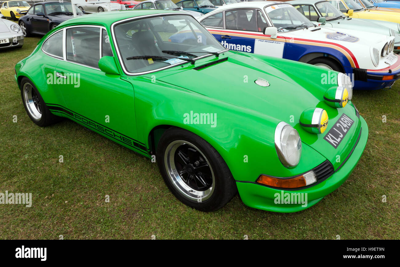 Un livre vert de 1974, Porsche 911 3,6 litres sur l'affichage dans la Porsche Club GO zone de la Silverstone Classic 2016 Banque D'Images