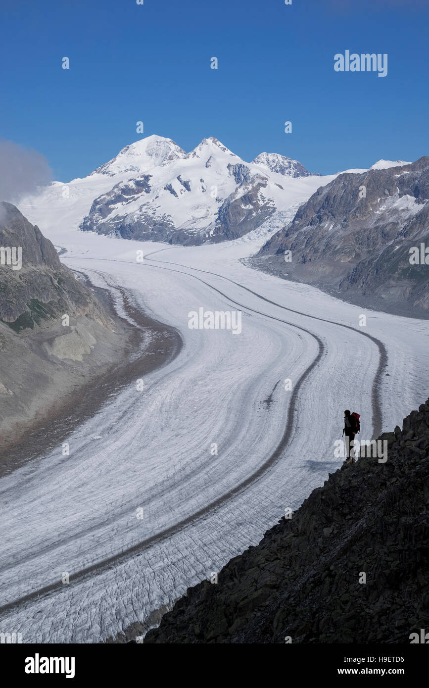 Caucasian hiker sur route enneigée, Glacier d'Aletsch, Canton des Grisons, Suisse Banque D'Images