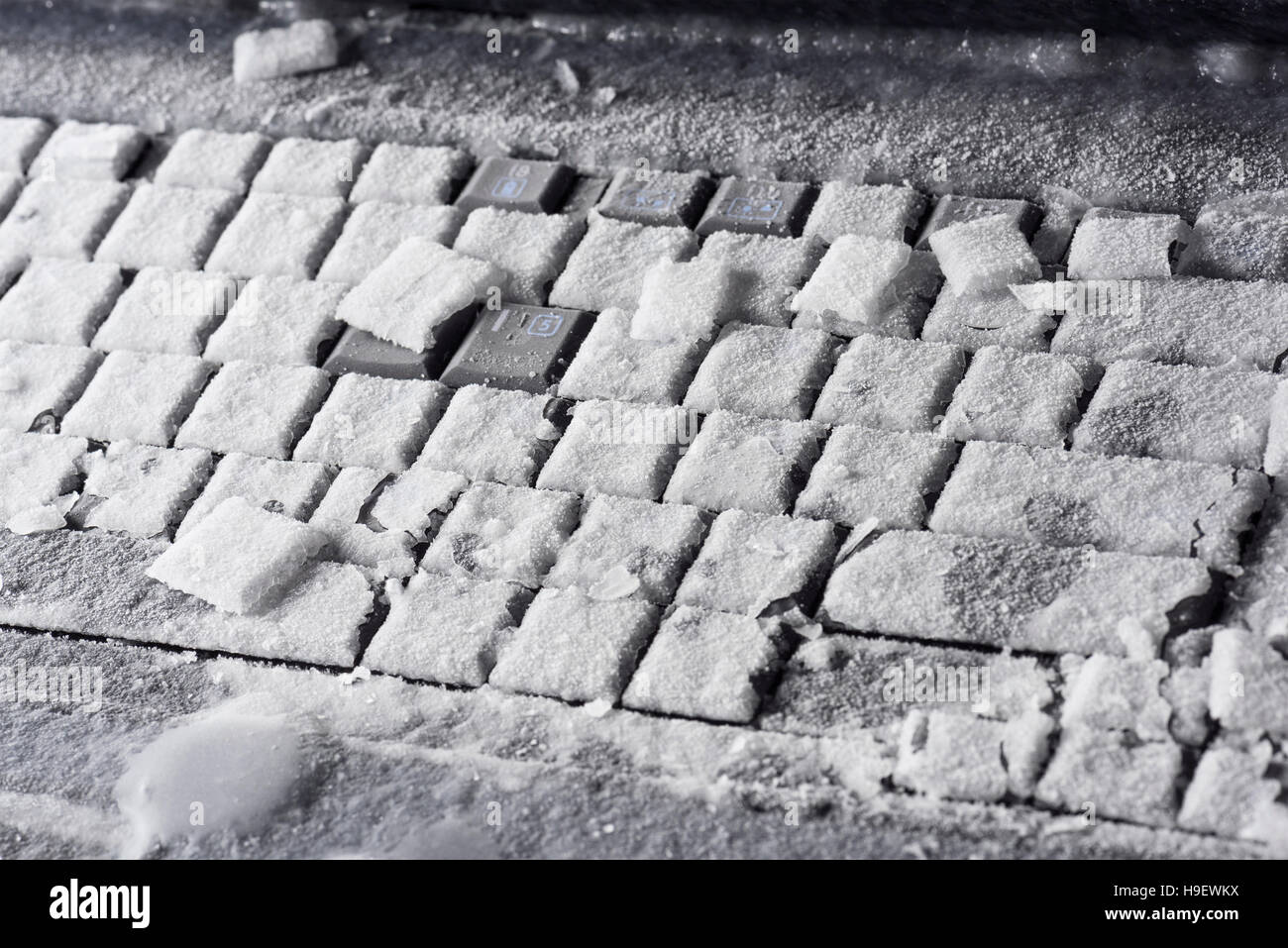 La glace sur clavier d'ordinateur portable congelé Banque D'Images