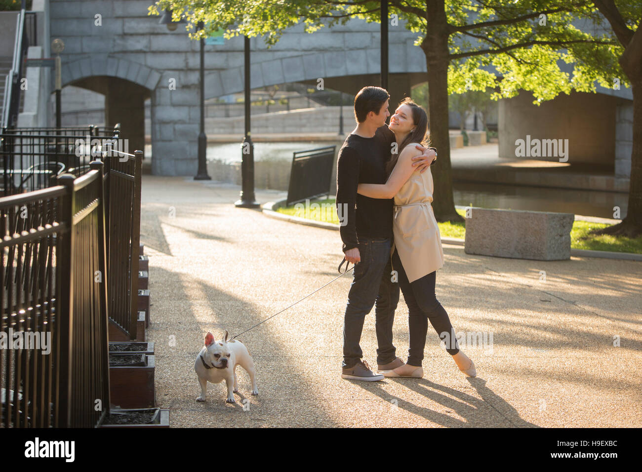 Couple avec chien hugging in park Banque D'Images