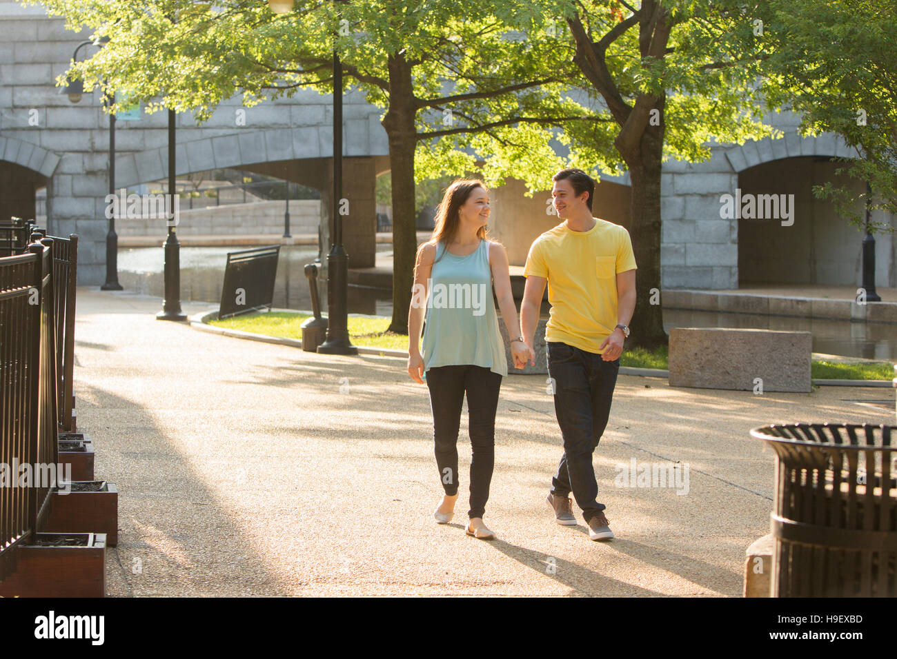 Caucasian couple walking in park Banque D'Images