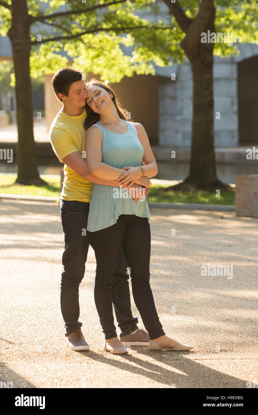 Caucasian couple hugging in park Banque D'Images