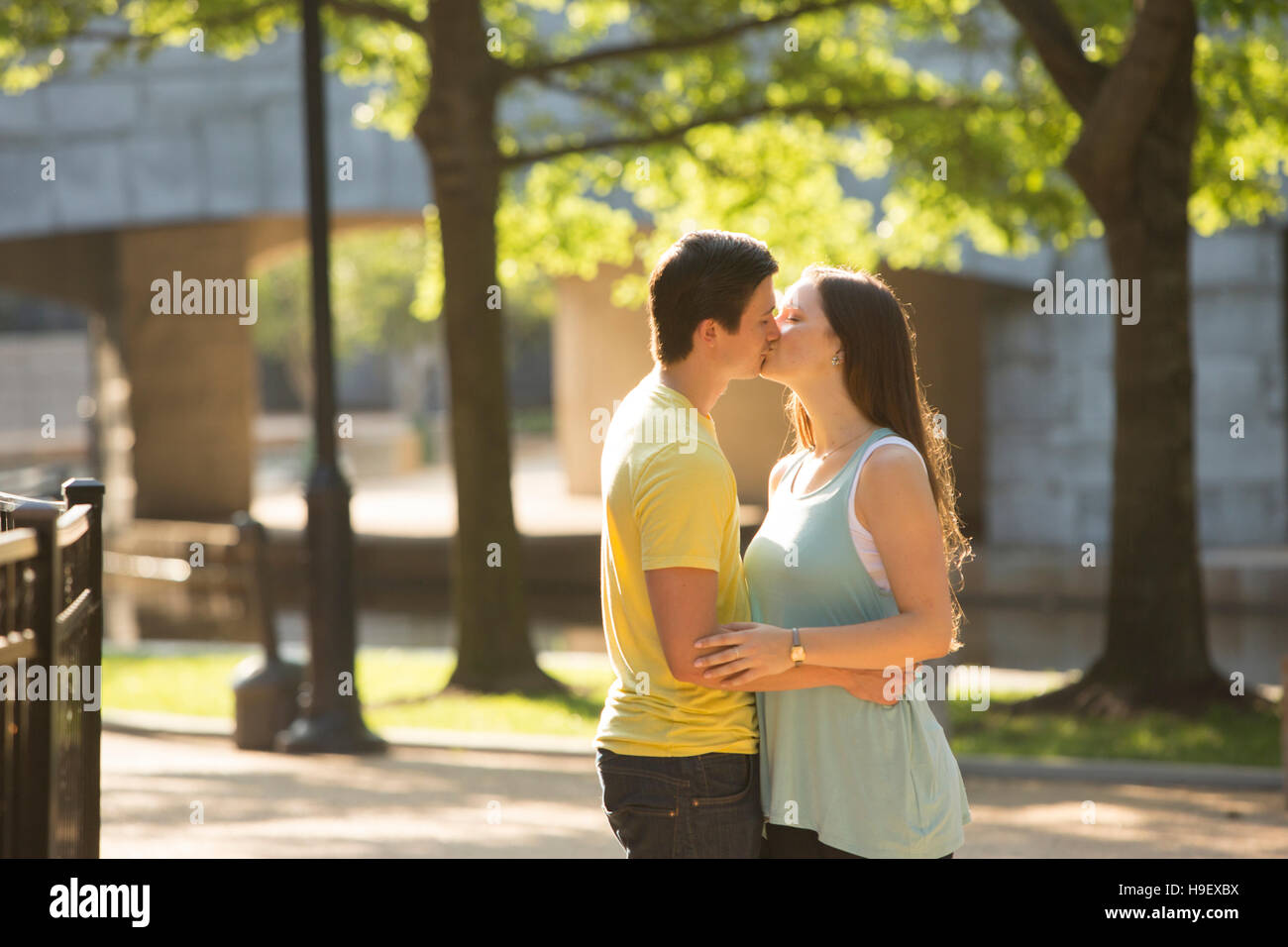 Caucasian couple kissing in park Banque D'Images