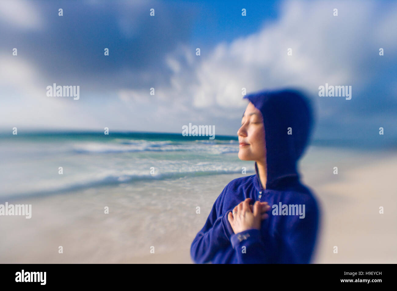 Japanese woman relaxing on beach Banque D'Images