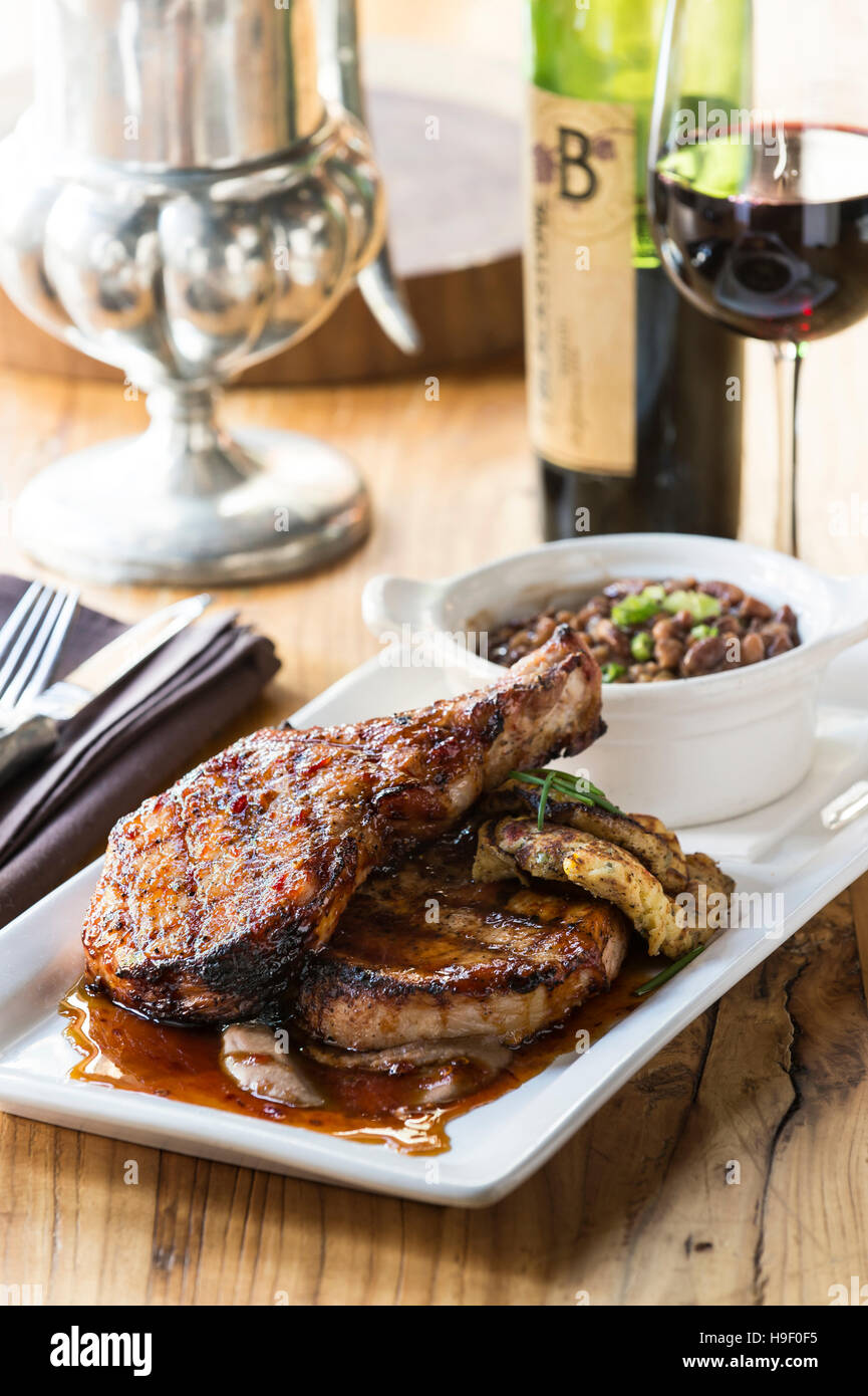 Côtelettes de porc et les haricots avec du vin rouge Banque D'Images