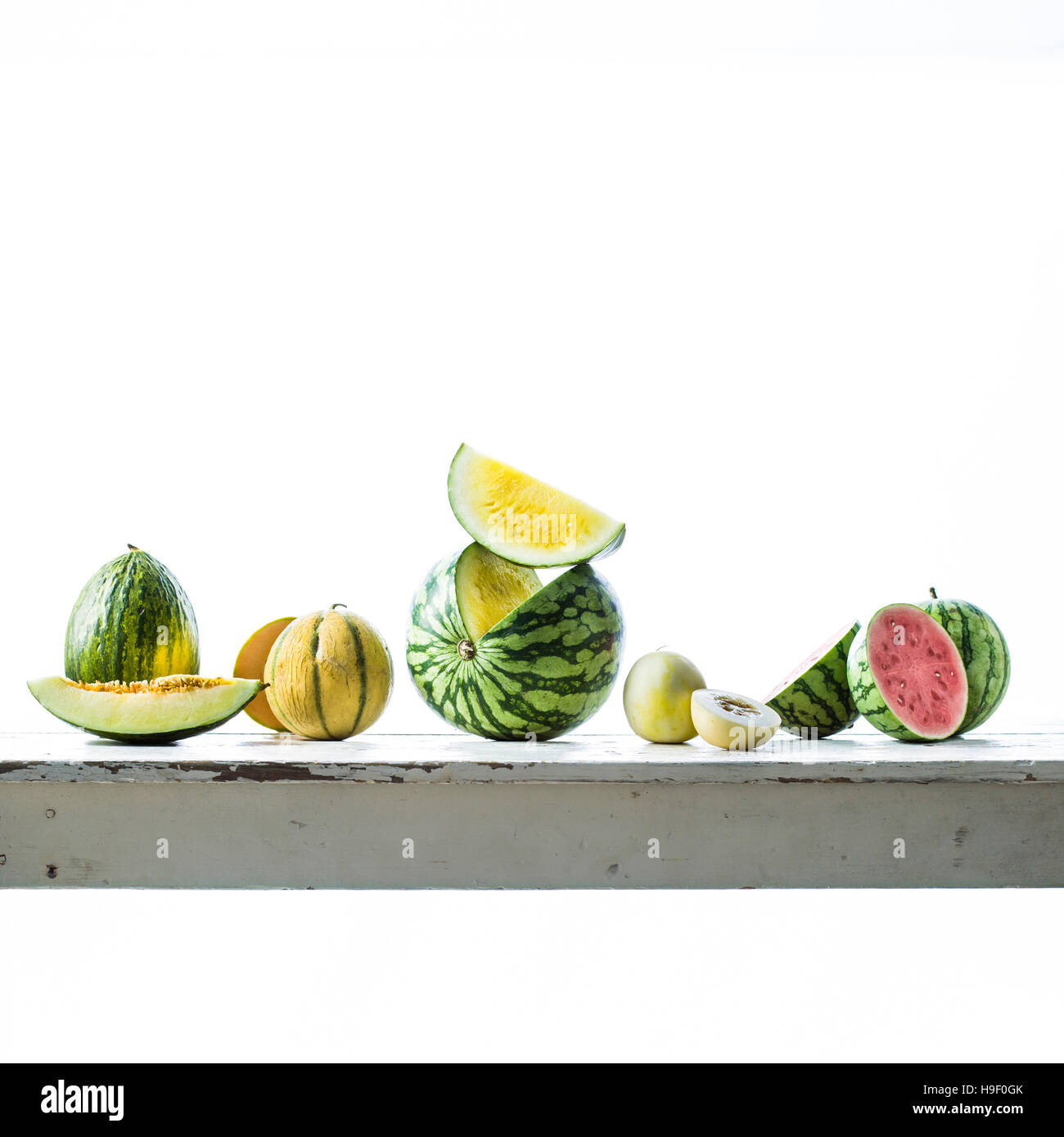 Tranches de melons sur table Banque D'Images