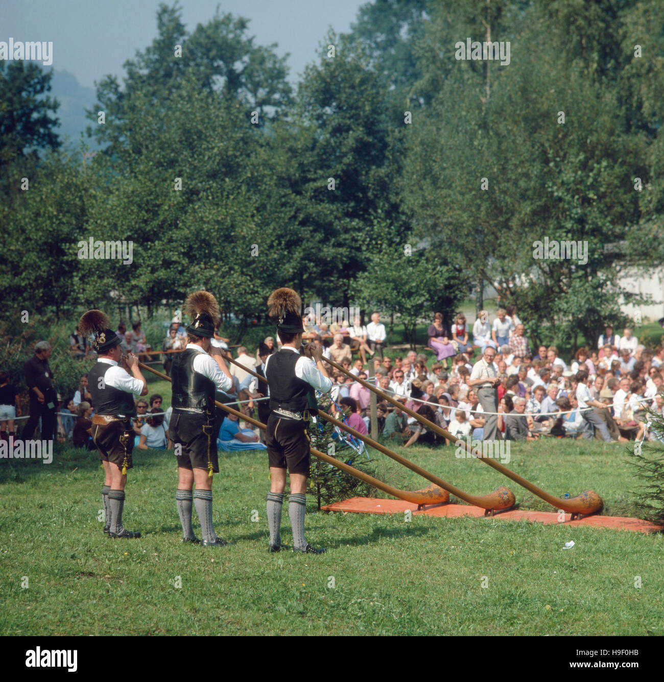 Oberbayern, 1980er, Landkreis Rosenheim, Alphorn-Treffen in der Gemeinde Schliersee. Im Bild : Audorfer. Bläser-Trio La Haute-bavière, années 80, Rosenheim, comté, municipalité de Schliersee. Réunion des joueurs de cor des Alpes. Sur la photo : Audorfer Trio de cor des Alpes Banque D'Images