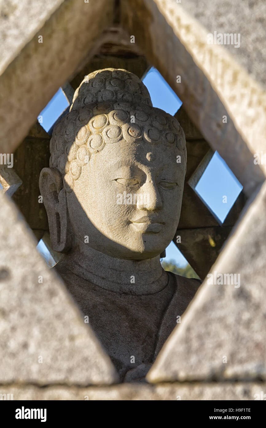 Statue de Bouddha en pierre sculptée à l'intérieur petit stupa Banque D'Images