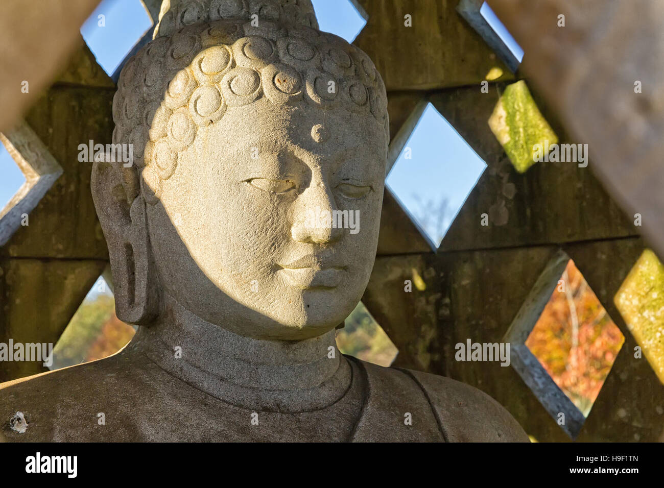 Statue de Bouddha en pierre sculptée à l'intérieur petit stupa Banque D'Images