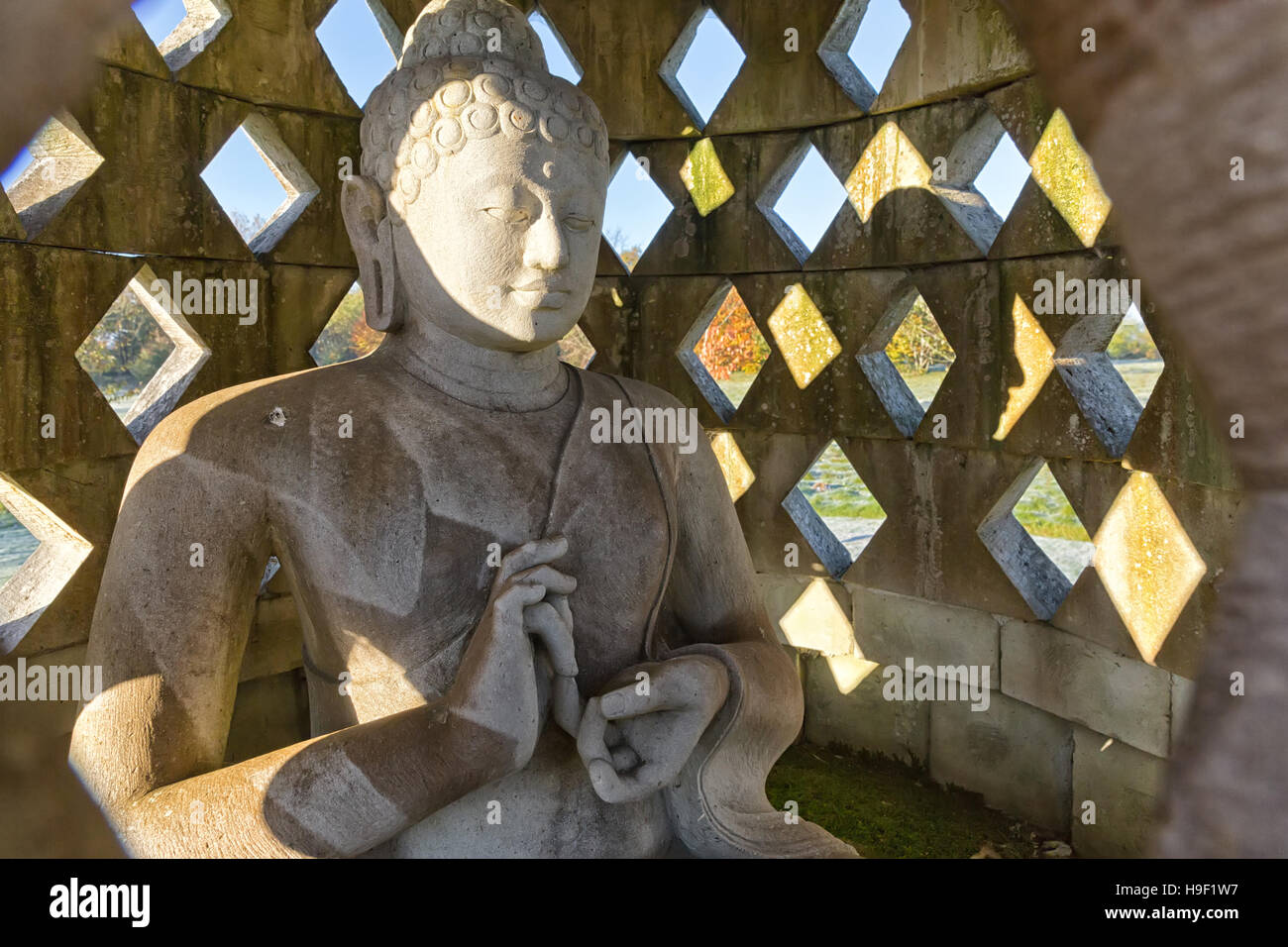 Statue de Bouddha en pierre sculptée à l'intérieur petit stupa Banque D'Images