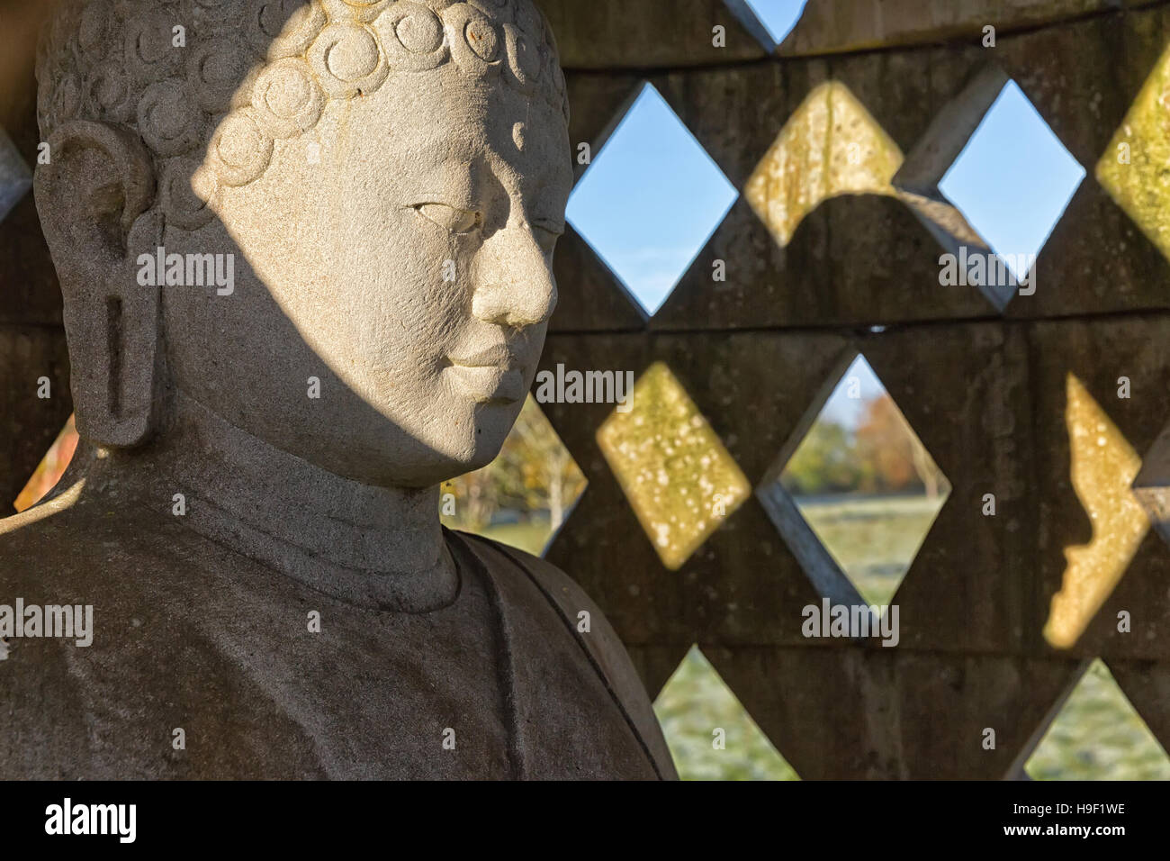 Statue de Bouddha en pierre sculptée à l'intérieur petit stupa Banque D'Images