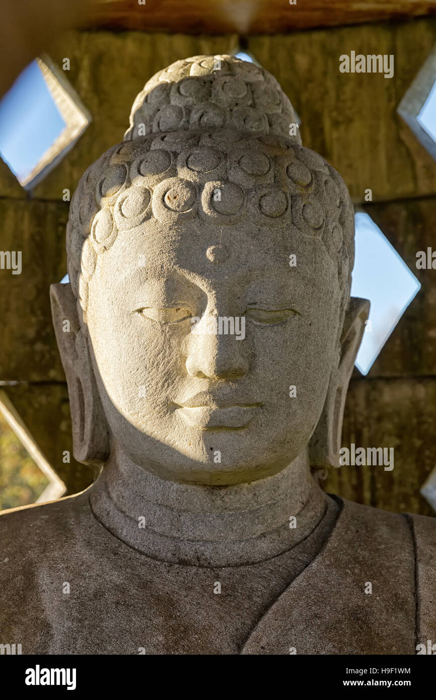 Statue de Bouddha en pierre sculptée à l'intérieur petit stupa. Vue frontale Banque D'Images