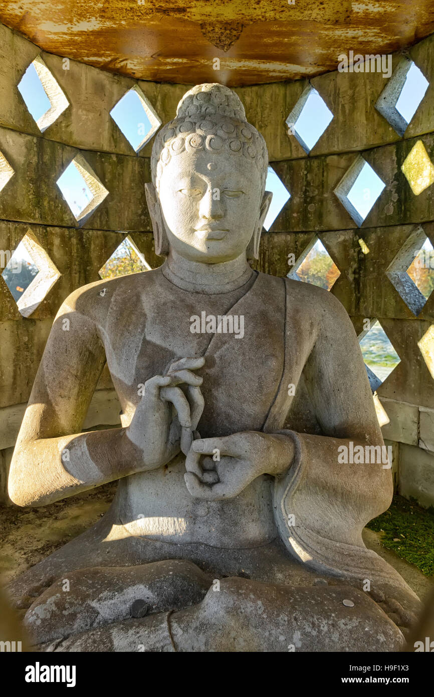Statue de Bouddha en pierre sculptée à l'intérieur petit stupa. Vue frontale Banque D'Images