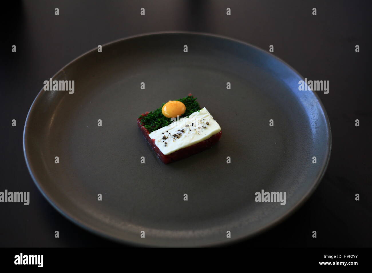 Tartare de chevreuil d'oeuf de caille, beurre et ciboulette Banque D'Images