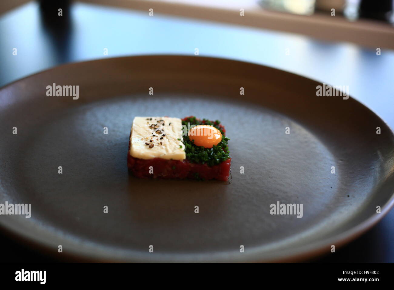 Tartare de chevreuil d'oeuf de caille, beurre et ciboulette Banque D'Images