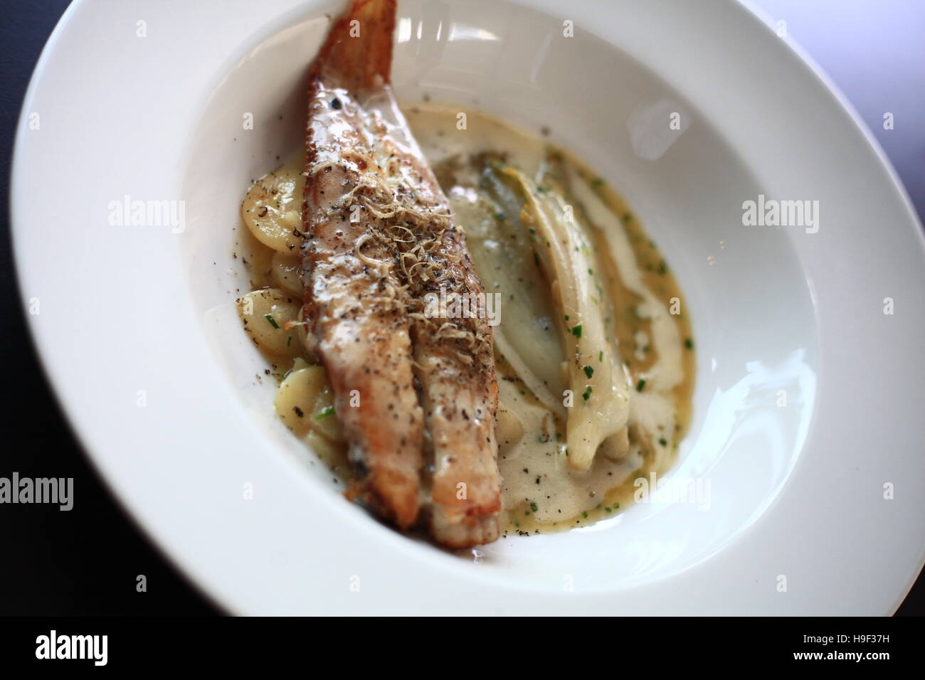 Sole de Douvres avec haricots blancs, les endives et truffe noire Banque D'Images