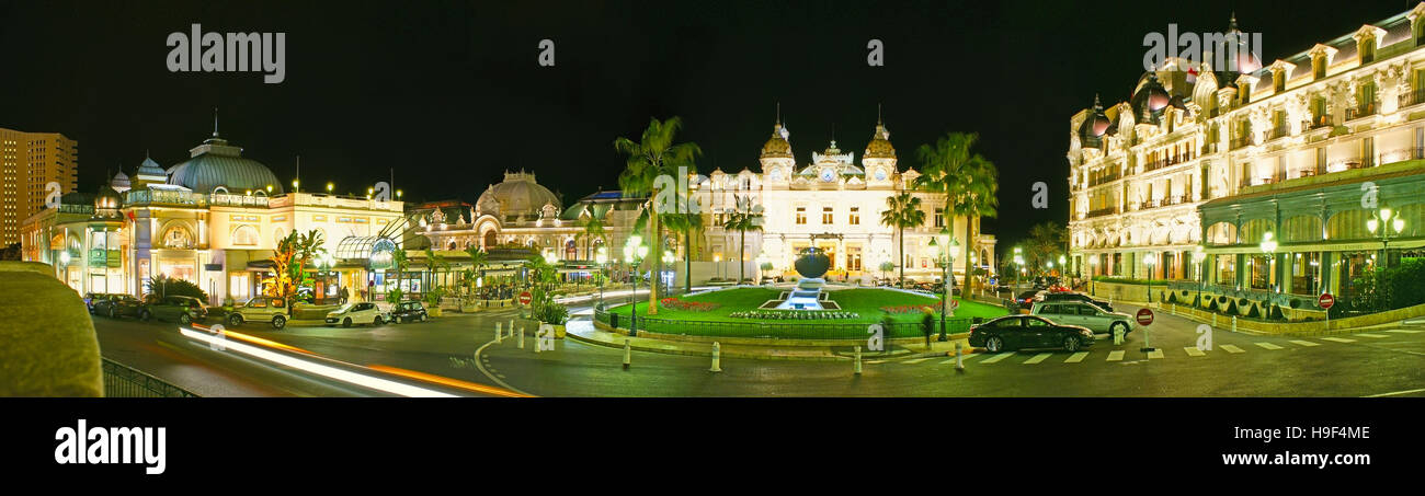 Panorama de la Place du Casino de Monte Carlo avec de luxueux palaces et maisons autour du lit de fleur Banque D'Images