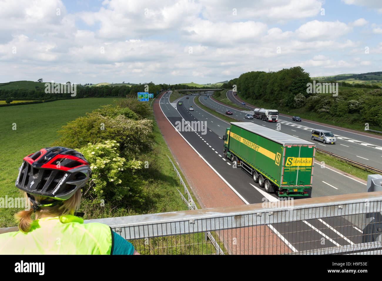 Le cycliste à la recherche vers le bas sur l'autoroute M6 d'une partie de la boucle des lacs et des Dales façon Cycle dans le Lancashire. UK Banque D'Images