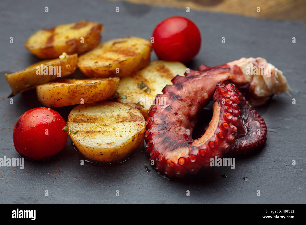 Pommes de terre grillées avec des fruits de mer octopus Banque D'Images