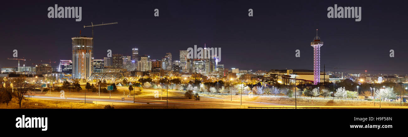 Denver skyline at night photo panoramique, Colorado, USA. Banque D'Images