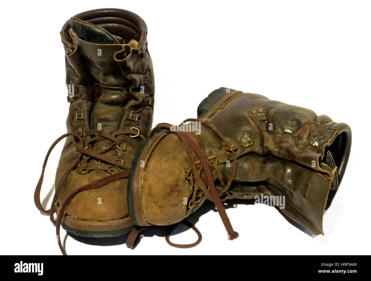 Une paire de vieux cuir, chaussures de montagne Banque D'Images