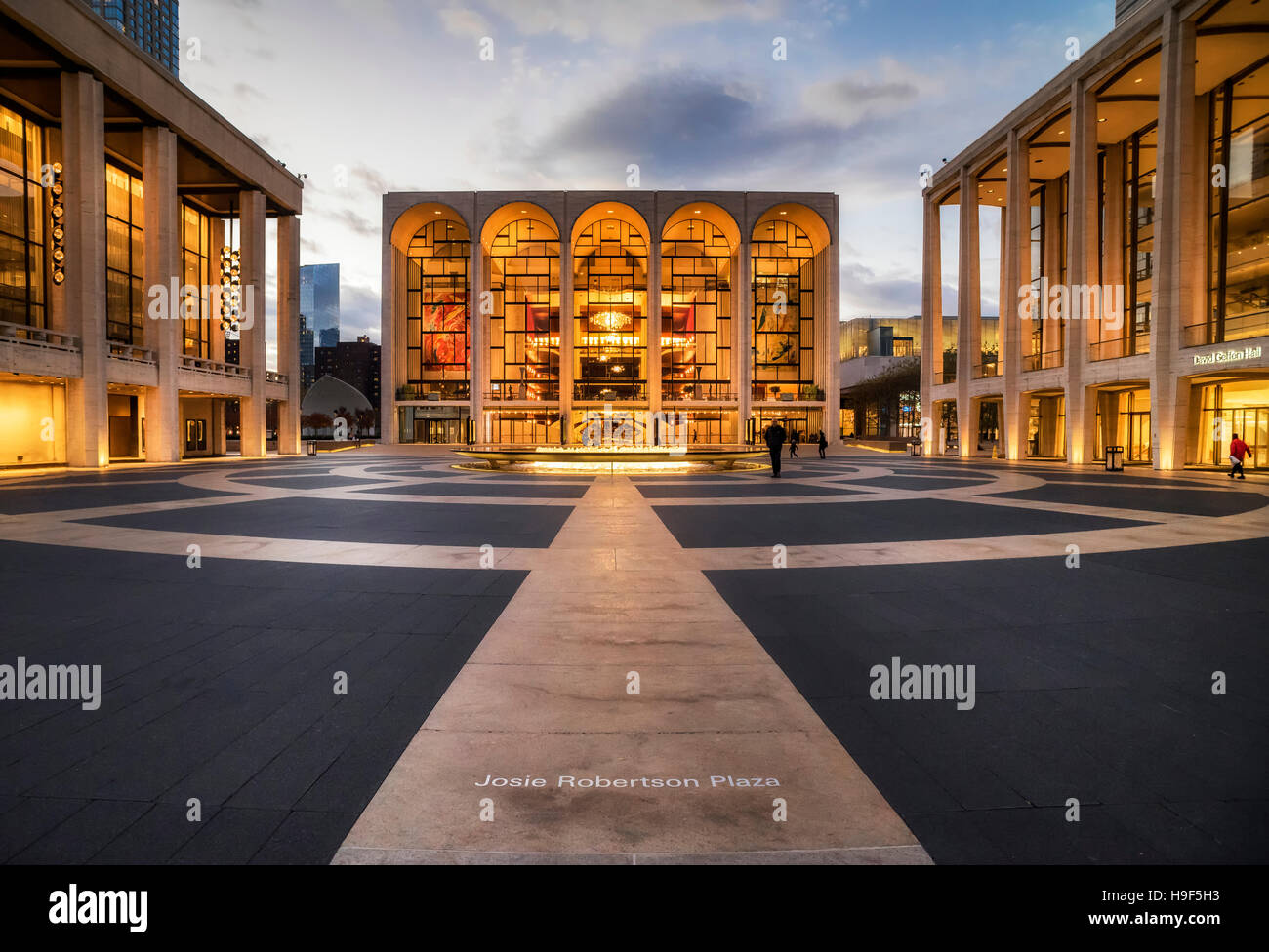 Josie Robertson Plaza, vue sur Metropolitan Opera - New York, Upper West Side Banque D'Images