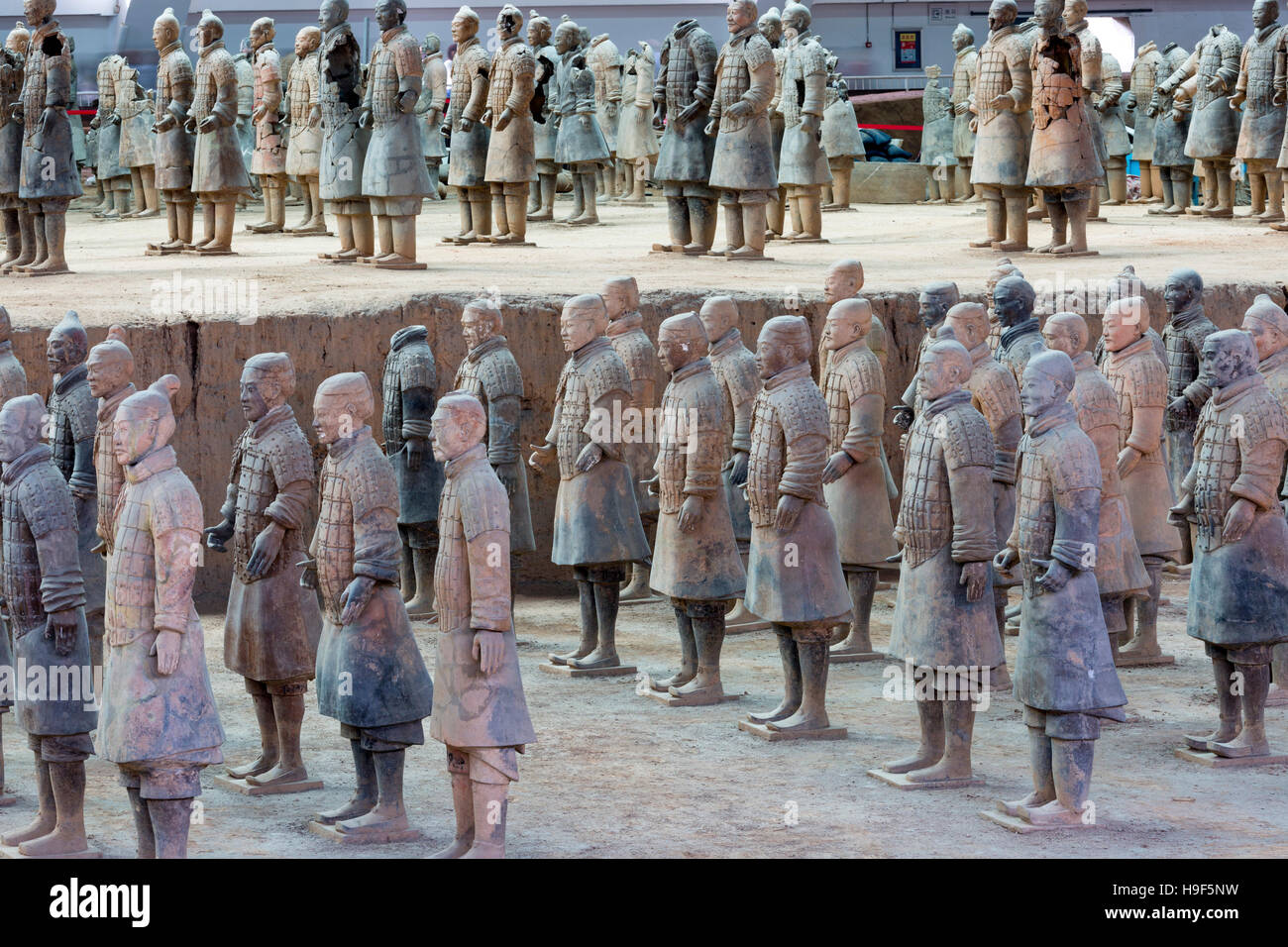 Lot De 5 Grands Soldats En Terre Cuite (figurines Anciennes, Bon état)