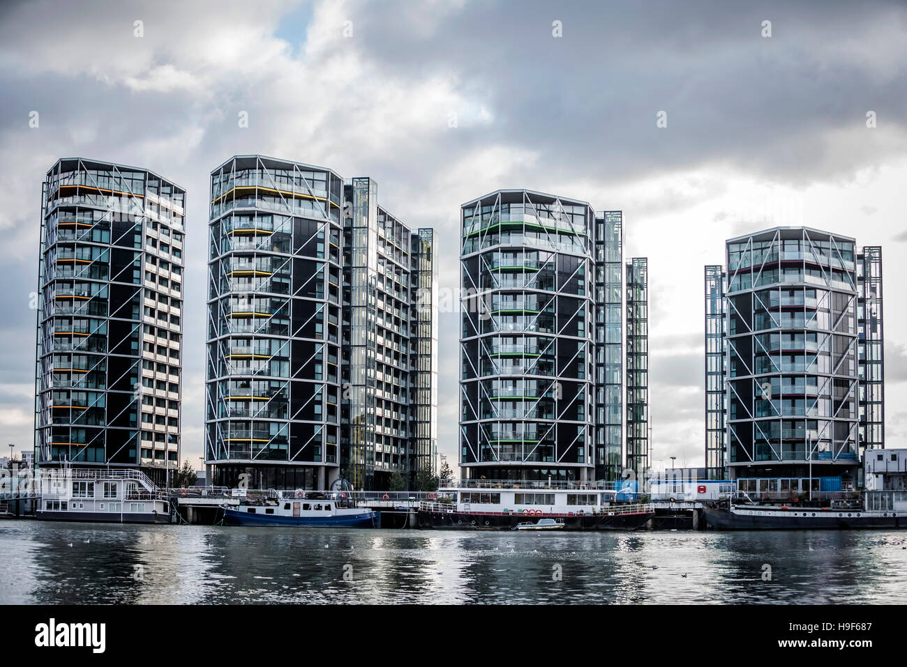 Les nouveaux bâtiments et les péniches sur la Tamise, Londres Banque D'Images