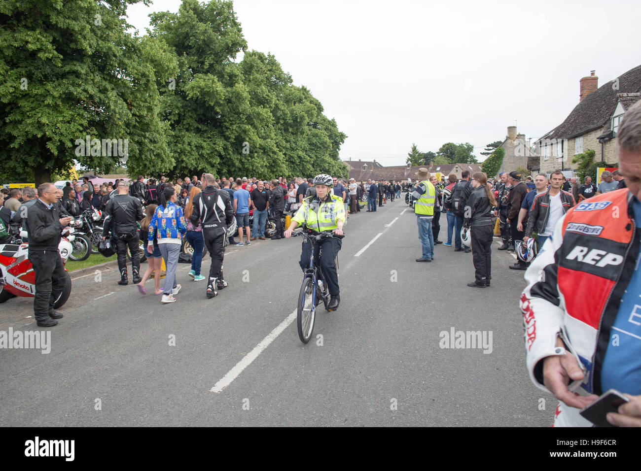 Bureau de police femme sur un vélo Banque D'Images