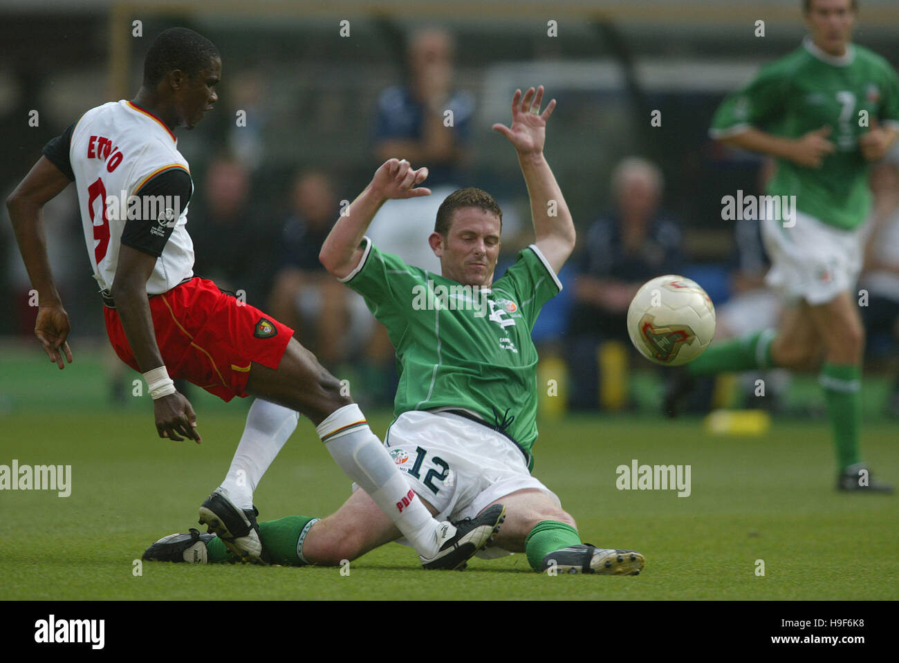 SAMUEL ETOO & MARK KINSELLA RÉPUBLIQUE D'IRLANDE V CAMEROUN NIIGATA STADIUM NIIGATA AU JAPON 01 Juin 2002 Banque D'Images