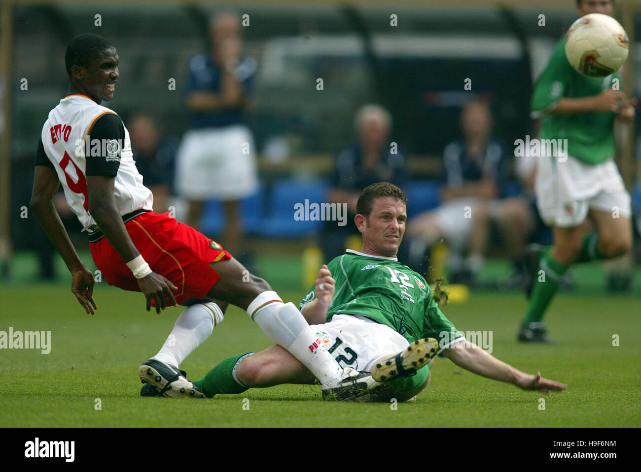 SAMUEL ETOO & MARK KINSELLA IRLANDE RÉPUBLIQUE 0F V CAMEROUN NIIGATA STADIUM NIIGATA AU JAPON 01 Juin 2002 Banque D'Images