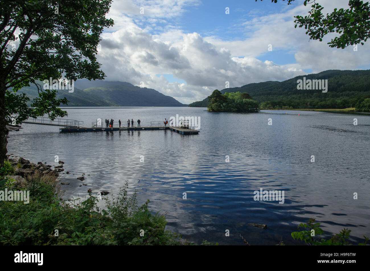 En attendant les touristes pour la vue voyant l'embarcation sur un lac dans le Loch Lomond et le Parc National des Trossachs, Inveruglas, Ecosse Banque D'Images