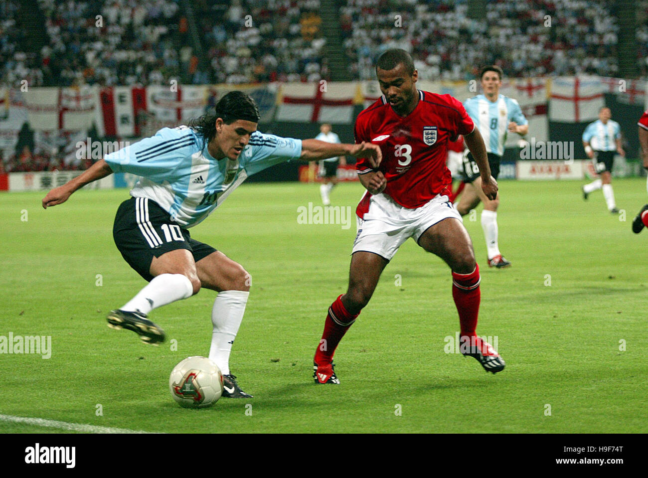 ARIEL ORTEGA & ASHLEY COLE ANGLETERRE V ARGENTINE 2002 Stade Sapporo Sapporo Japon 07 juin 2002 Banque D'Images