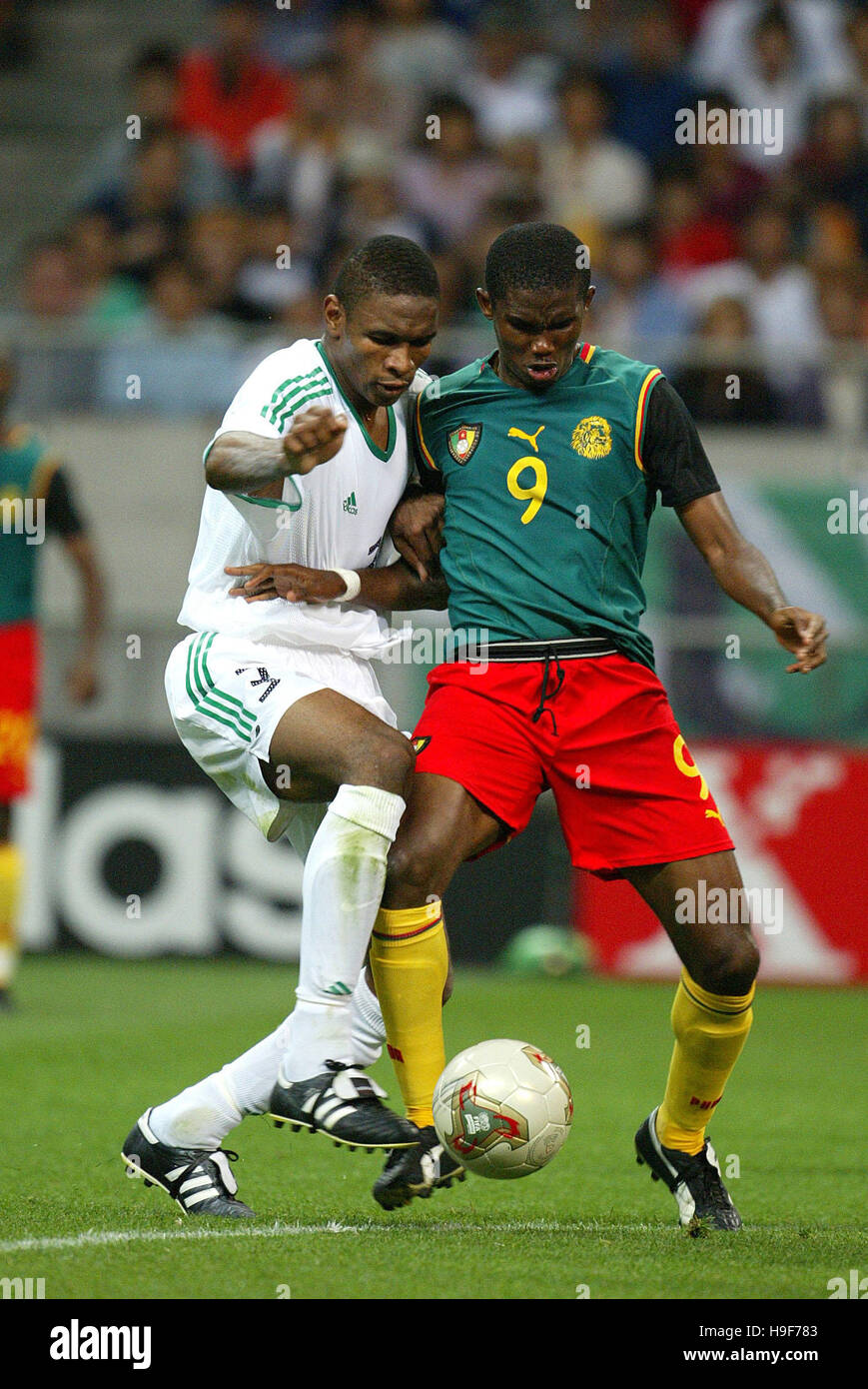 SAMUEL ETOO & REDHA TUKAR CAMEROUN V ARABIE SAOUDITE Tokyo Tokyo JAPON 06 Juin 2002 Banque D'Images