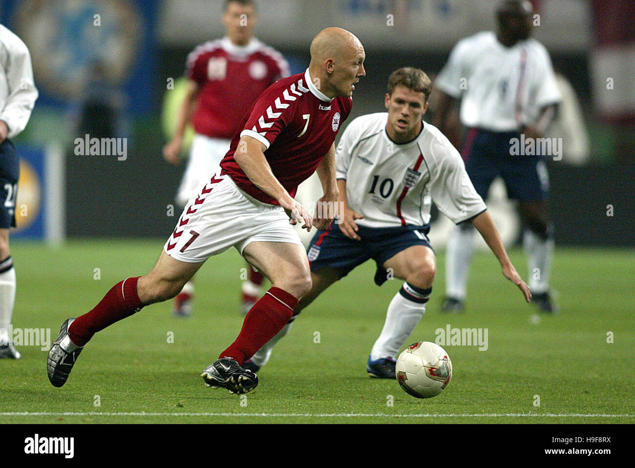 THOMAS GRAVESEN & MICHAEL OWEN DANEMARK V ANGLETERRE NIIGATA STADIUM GRAND CYGNE NIIGATA AU JAPON 15 Juin 2002 Banque D'Images