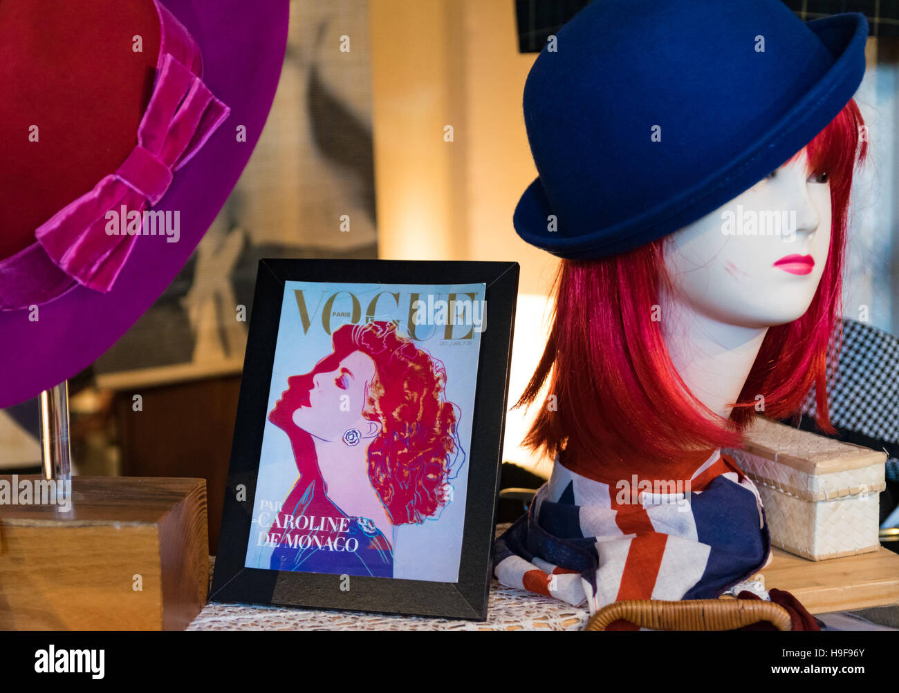 Milan, Italie - 1 novembre 2015 : les chapeaux de femmes dans la région de old fashioned sont exposés dans un marché vintage. Banque D'Images